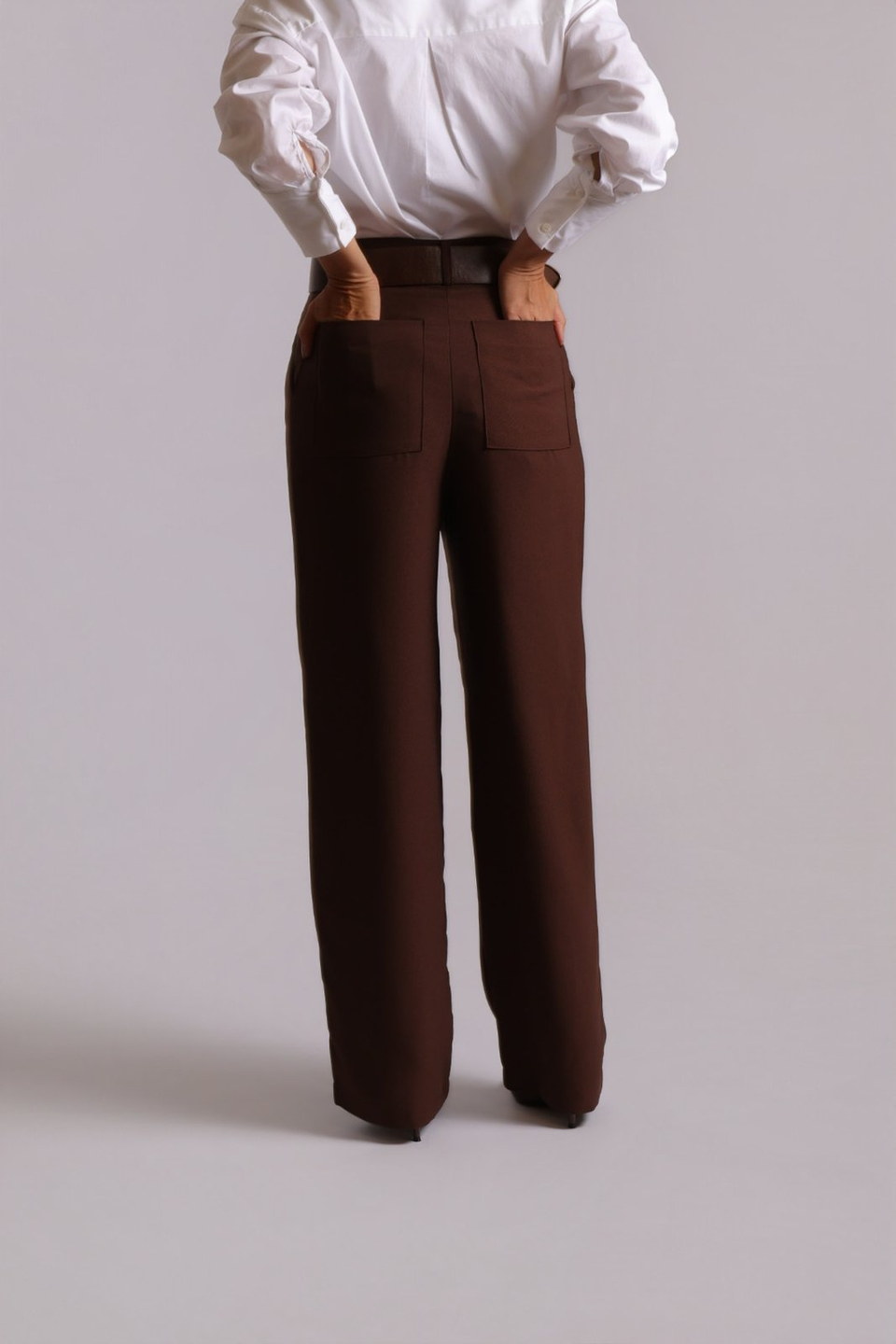Calça alfaiataria reta BMQ Camila marrom — Calça Malê